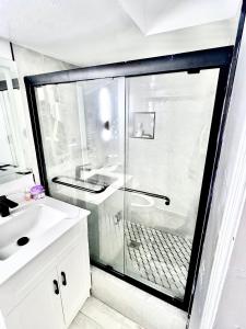 Un baño con ducha y lavabo blanco. en Da-7 Room Near Airport, en Brampton