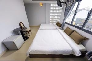 une chambre avec deux lits et une fenêtre dans l'établissement Villa Thol DL - by BAY LUXURY, à Đà Lạt 10 autres photos
