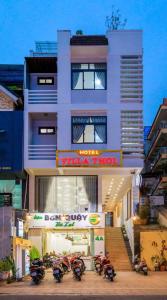 un bâtiment avec des motos garées devant lui dans l'établissement Villa Thol DL - by BAY LUXURY, à Đà Lạt