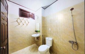 une salle de bains avec toilettes et lavabo dans l'établissement Villa Thol DL - by BAY LUXURY, à Đà Lạt
