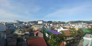 une vue d'une ville avec des maisons et des bâtiments dans l'établissement Villa Thol DL - by BAY LUXURY, à Đà Lạt