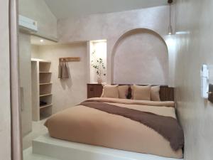 a bedroom with a large bed with a large mirror at Le mar villa in Ko Samed