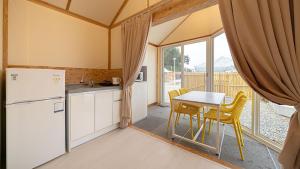 Kuchyň nebo kuchyňský kout v ubytování Hwaseong Refreshing Glamping&Caravan