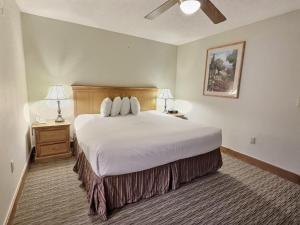 a bedroom with a large white bed with two lamps at 1bd 272 Perfect Location with Pool in Crested Butte