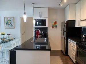 Afbeelding uit fotogalerij van DOWNTOWN AmazingView 2BD2BA FreeParking in Vancouver