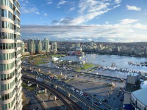 Afbeelding uit fotogalerij van DOWNTOWN AmazingView 2BD2BA FreeParking in Vancouver +29 foto's