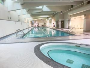 Bazén v ubytování DOWNTOWN AmazingView 2BD2BA FreeParking nebo v jeho okolí