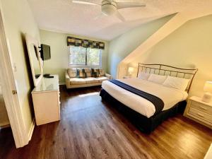 默特尔比奇Exquisite 3 bedroom, 3 bath villa - 19E West Hyde Park - Kingston Plantation villa的卧室里有一张床和一张沙发