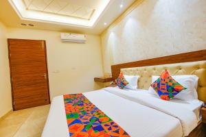 Ένα ή περισσότερα κρεβάτια σε δωμάτιο στο FabHotel K9 Royal