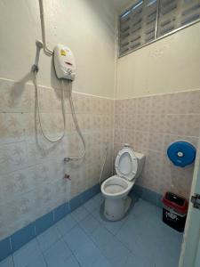 un baño con ducha y WC en Lingling Hostel, en Haad Rin 9 fotos más