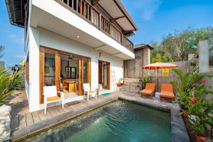 una villa con piscina y una casa en Villa Shanti Ceningan, en Nusa Lembongan