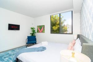 Ένα ή περισσότερα κρεβάτια σε δωμάτιο στο Modern 1BR Suite with King Bed Near Brickell, Downtown & Wynwood +10 φωτογραφίες