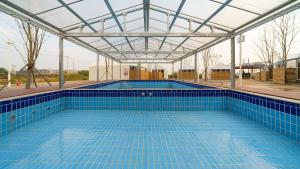 Bazén v ubytování Hwaseong Refreshing Glamping&Caravan nebo v jeho okolí