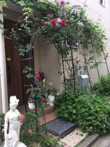 En hage utenfor 一軒屋の個室を格安で利用可能