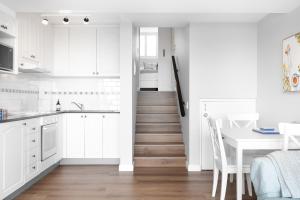 Una cocina o kitchenette en Modern Manly Apartment with Stunning Views, Pool 6 fotos más