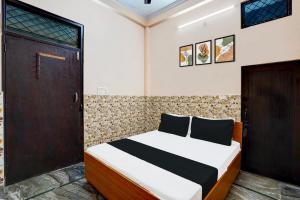 Postel nebo postele na pokoji v ubytování Hotel O Gautam