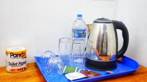 Příslušenství pro přípravu čaje a kávy v ubytování Osheen Homestay Sigiriya