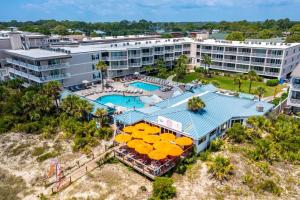 una vista aerea di un resort con piscina e ombrelloni di The Vue 233 a Tybee Island