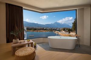 Kuvagallerian kuva majoituspaikasta 云渡雪山湖景民宿 Vento Snow Mountain Lake View B&B, joka sijaitsee kohteessa Lijiang