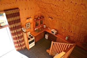 Waitati的住宿－Barn Bed and Breakfast，小木屋内的厨房的顶部景色