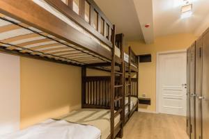 Postel nebo postele na pokoji v ubytování Gar'is Hostel Lviv