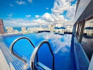 ein Schwimmbad auf dem Dach eines Gebäudes in der Unterkunft Midtown Hotel & Suites in Beirut