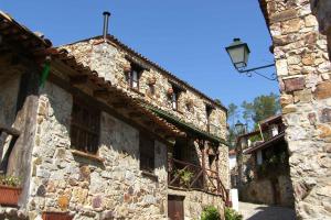 um edifício de pedra com uma luz em cima em Hotel Rural Solar Das Freiras em Figueiró dos Vinhos