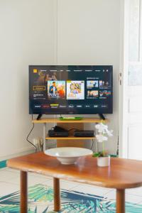 TV a/nebo společenská místnost v ubytování Le chant du Lagon