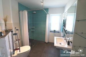 Ένα μπάνιο στο 25 Ferienwohnung Mummengarten mit Wallbox