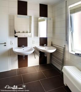 baño con 2 lavabos y ventana en 27 Ferienwohnung an der Reiterkoppel 49a EG, en Burg auf Fehmarn 7 fotos más
