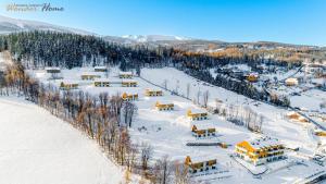 eine Luftaufnahme eines Resorts im Schnee in der Unterkunft Wonder Home Myśliwska - Domki przy stoku Karpatka - na terenie kompleksu plac zabaw, zewnętrzna siłownia i sklep in Karpacz + 33 Fotos