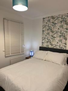 Giường trong phòng chung tại Jakes little luxury