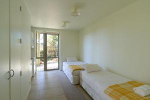 Rúm í herbergi á Elevated Views Little Kaiteriteri 3 bedrooms