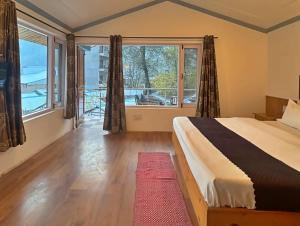 Un pat sau paturi într-o cameră la Sylvan Woods Cottage +33 fotografii