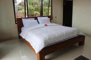 Postel nebo postele na pokoji v ubytování Ayu Bungalow 2