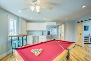 una mesa de billar en una sala de estar con techo en 4056 - Tight Lines Tan Lines, en Playa de Kitty Hawk