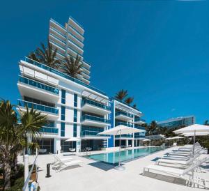 una imagen de un edificio con piscina y sombrillas en Ocean 2 Sky at Monte Carlo Miami Beach, en Miami Beach