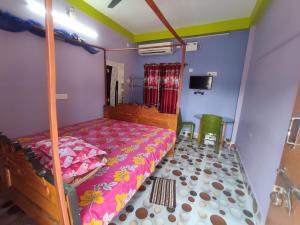 Ένα ή περισσότερα κρεβάτια σε δωμάτιο στο Sarkar Home Stay