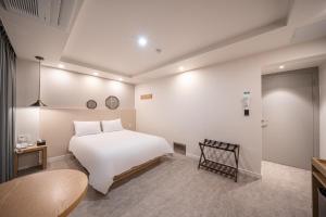 Postel nebo postele na pokoji v ubytování Elegance hotel hwangridan