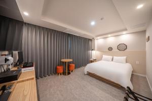 Postel nebo postele na pokoji v ubytování Elegance hotel hwangridan