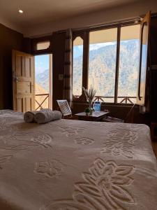 A bed or beds in a room at The VOID - Tirthan Valley