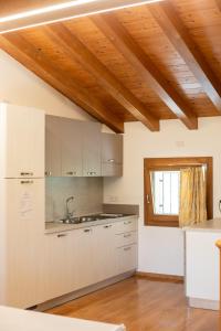 Kuchyňa alebo kuchynka v ubytovaní Agriturismo Riva dei Coz