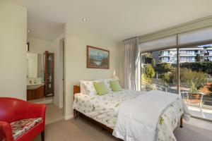 Rúm í herbergi á Elevated Views Little Kaiteriteri 3 bedrooms