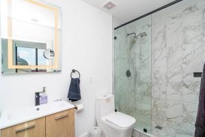 Ένα μπάνιο στο Stylish 2BR Miami Retreat Mins to Wynwood and Brickell