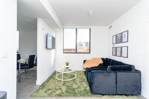 Χώρος καθιστικού στο Stylish 2BR Miami Retreat Mins to Wynwood and Brickell +16 φωτογραφίες
