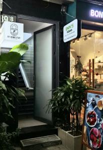 eine Tür zu einem Laden mit Pflanzen davor in der Unterkunft FF Homestay Evy House in Ho-Chi-Minh-Stadt