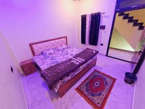 Voodi või voodid majutusasutuse Krishna home stay toas +10 fotot