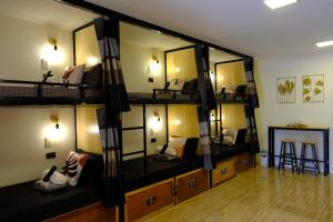 科隆Kaiz Hostel的配有一组双层床的房间