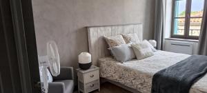 Łóżko lub łóżka w pokoju w obiekcie Appartement sous les remparts