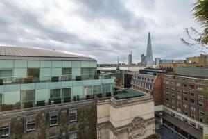 einen Blick auf die Stadt London mit dem Shard in der Unterkunft DoubleTree by Hilton Hotel London - Tower of London in London